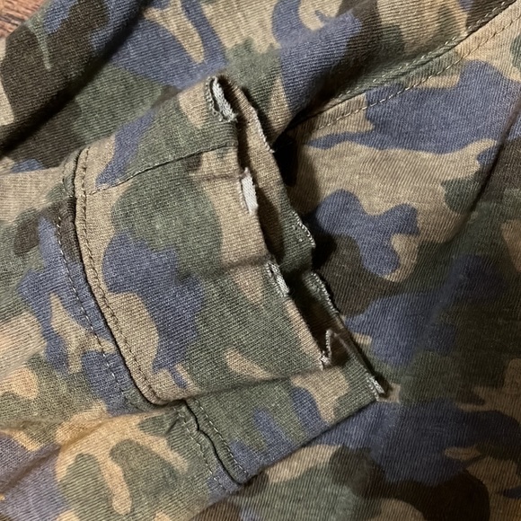 Lightweight long sleeve camo tee. Size medium - Picture 3 of 3